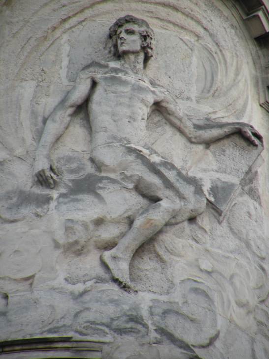  Sculpture de jeune homme dans un mur d'immeuble